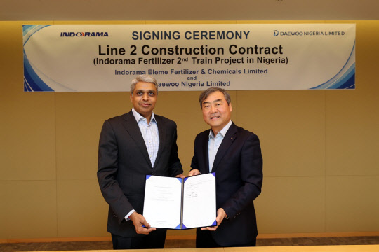 무니쉬 진달 IEFCL 사장과 대우건설 플랜트사업본부 이연우 상무가 3일 인도라마 요소비료 플랜트 2호기 계약후 기념 사진을 찍고 있다.<대우건설 제공>